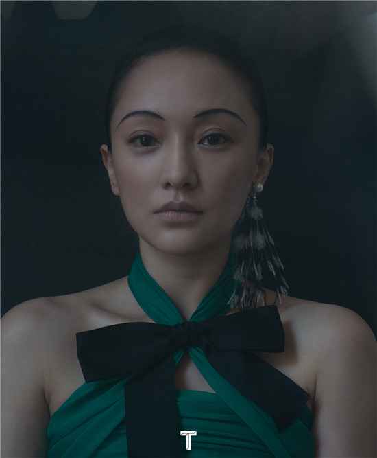 周迅封面大片释出 弯月眉复古大气沁透故事感