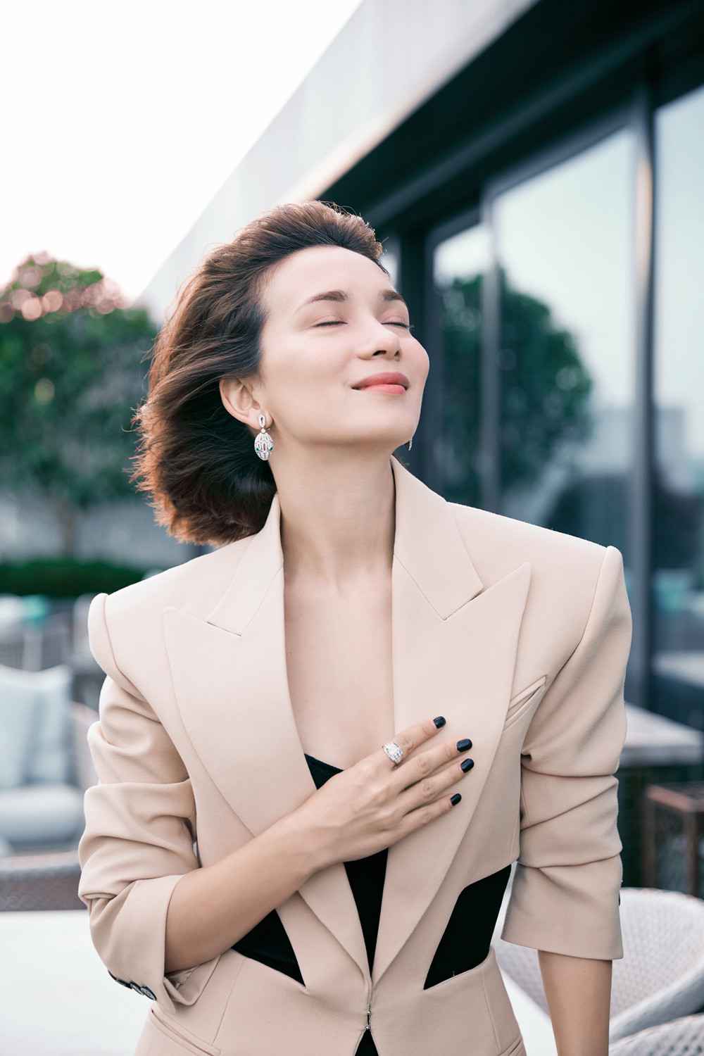 卢靖姗天台微风氛围大片 简约色调展现优雅魅力