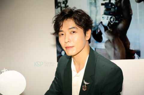 [图多]狮子馆长金材昱旋风访台 心疼粉丝淋雨直道歉