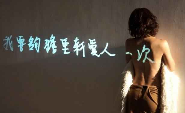 太拼！邓丽欣为新歌首度半裸出镜大秀美背