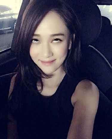 陈乔恩凌晨晒搞怪自拍 穿连衣裙翻白眼