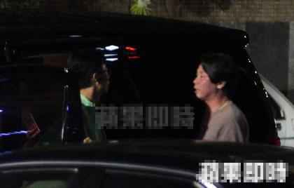 陶喆夜会性感神秘女同车回家 经纪人称是亲友