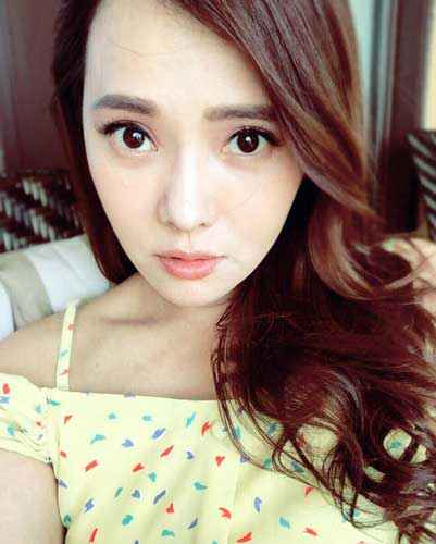 46岁伊能静穿碎花裙晒自拍 颜值嫩如少女