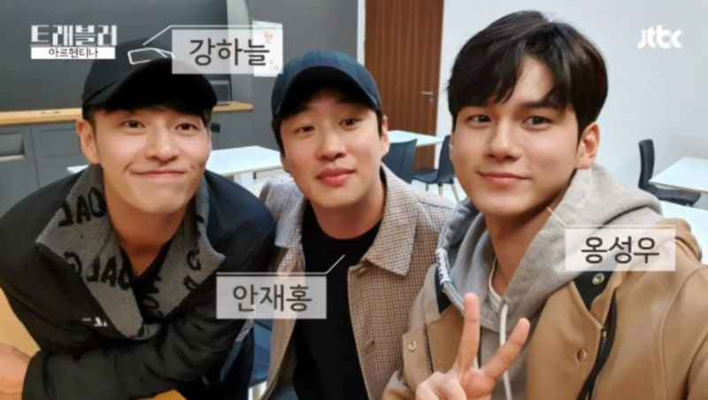 机场人多...担心弟弟邕圣佑走丢的姜河那暖心小举动！