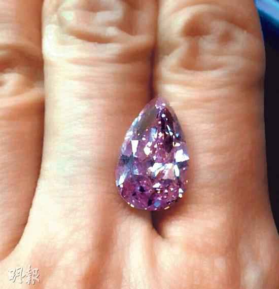 关之琳晒巨型粉钻戒 传与富豪男友好事将近