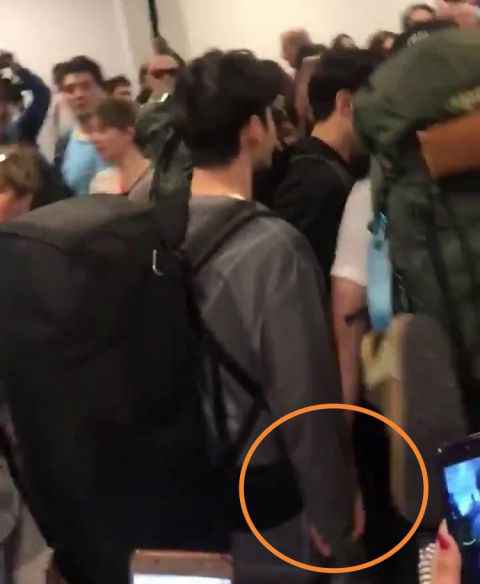 机场人多...担心弟弟邕圣佑走丢的姜河那暖心小举动！