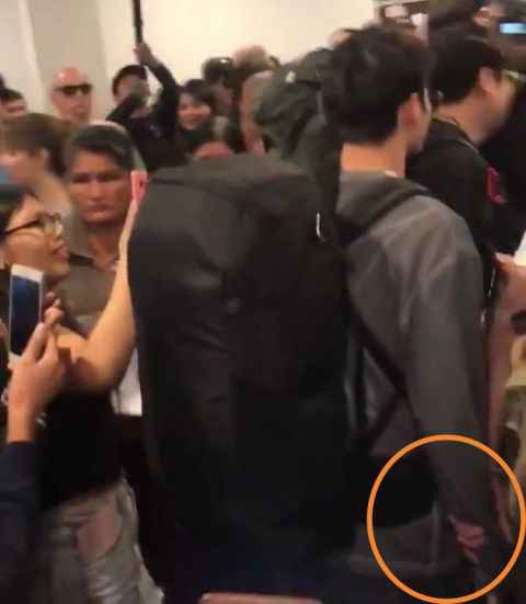 机场人多...担心弟弟邕圣佑走丢的姜河那暖心小举动！