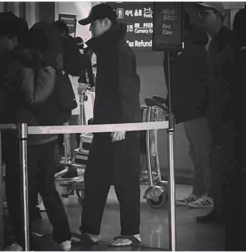 机场人多...担心弟弟邕圣佑走丢的姜河那暖心小举动！