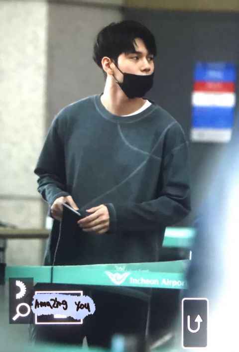 机场人多...担心弟弟邕圣佑走丢的姜河那暖心小举动！