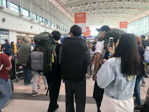 机场人多...担心弟弟邕圣佑走丢的姜河那暖心小举动！