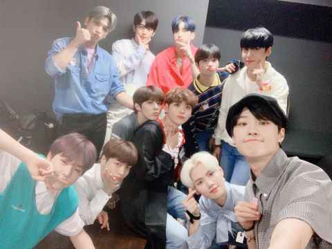 X1 超越前辈 刷新新人团体首周销量纪录！