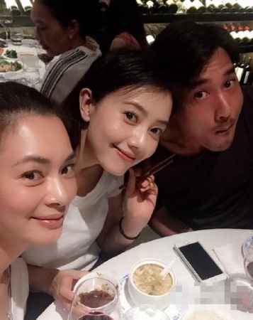好友晒与高圆圆约饭照 赵又廷罕见出镜显恩爱
