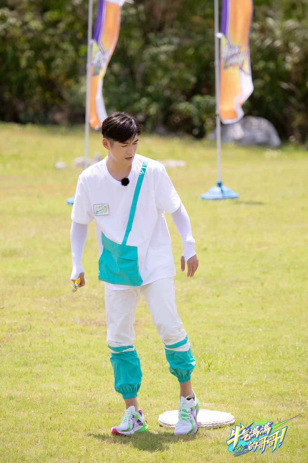 严屹宽青葱旧照首曝光 喜提“孪生兄弟”真假难辨原地爆笑