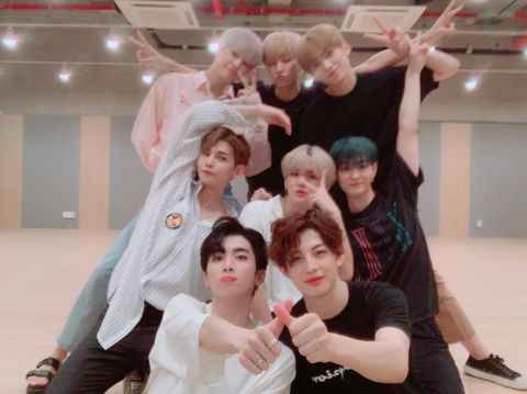 UP10TION回归，成员们表示：「宇硕和鎭赫就和我们是家人一样的关系！」今日李鎭赫也到《音银》为成员们应援！