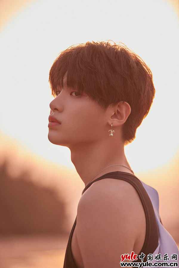 3 黄明昊夏日海岛风MV《U》上线 奔赴浪漫世界极具电影质感