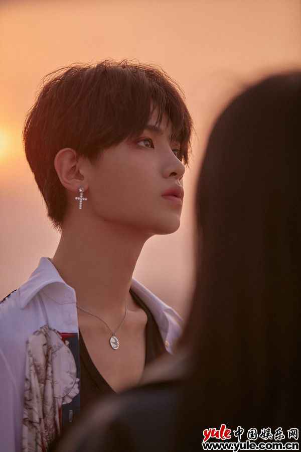 4 黄明昊夏日海岛风MV《U》上线 奔赴浪漫世界极具电影质感