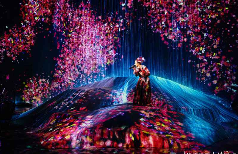《歌手当打之年》米希亚又一次精心布置舞台，人景合一美仑美奂