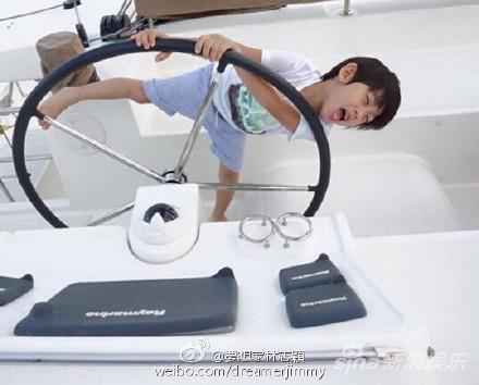 林志颖带儿子开游艇 Kimi亲自掌舵显霸气