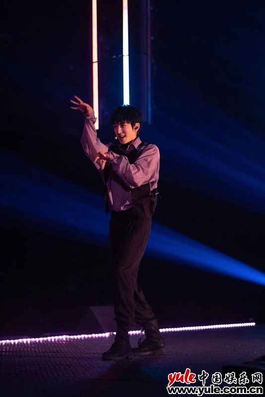 麦亨利《披荆斩棘的哥哥》开播 初舞台《神奇》大秀舞技燃炸全场