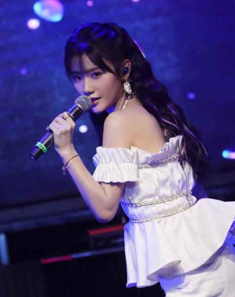 陈意涵Estelle23岁生日会：首秀性感舞姿 霸气撕衣引尖叫