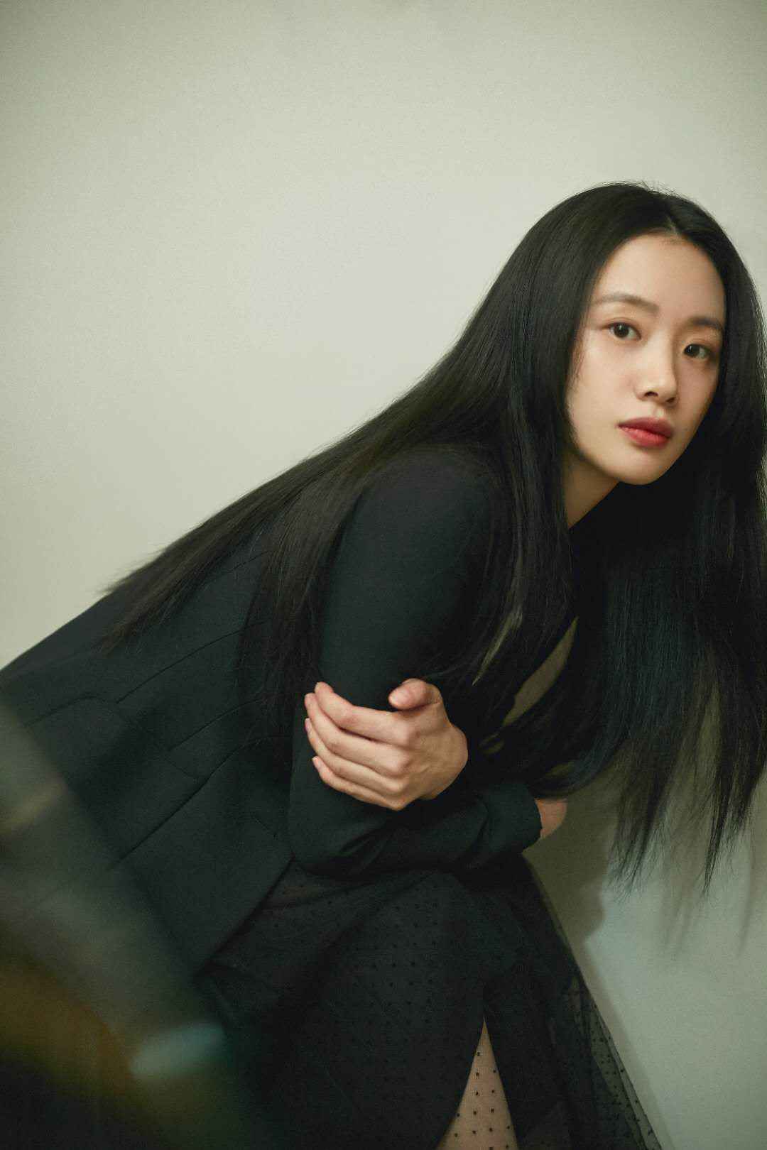 李梦亮相艺术颁奖晚宴 演绎摩登女郎优雅风