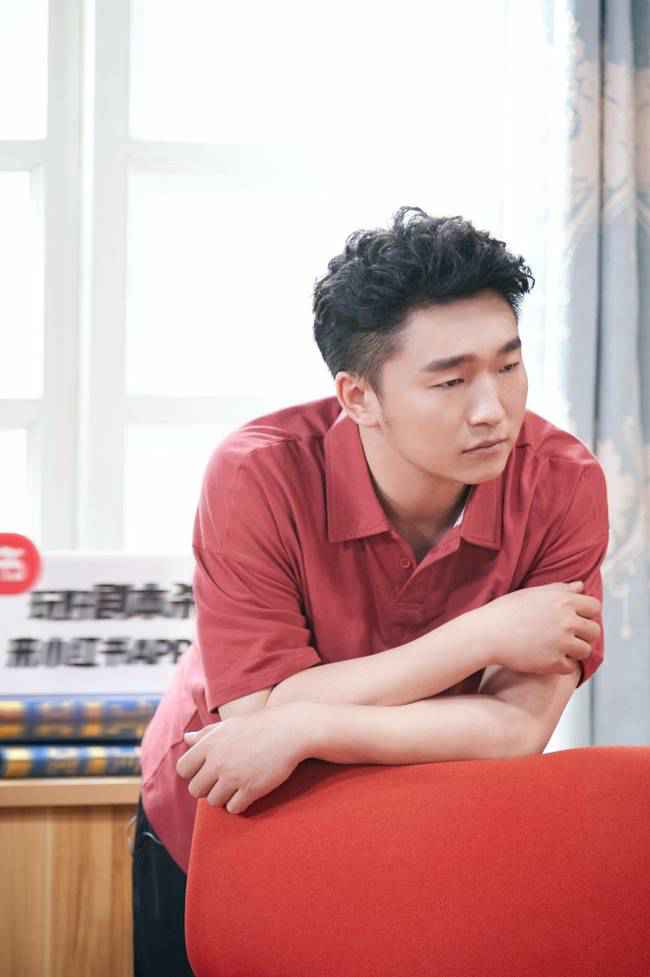 王子腾《萌探探探案》为刘星庆生 同款造型引惊呼