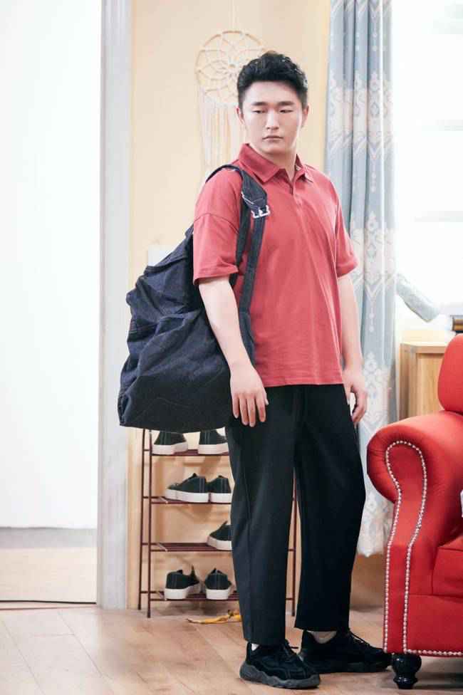 王子腾《萌探探探案》为刘星庆生 同款造型引惊呼