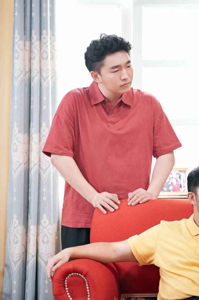 王子腾《萌探探探案》为刘星庆生 同款造型引惊呼