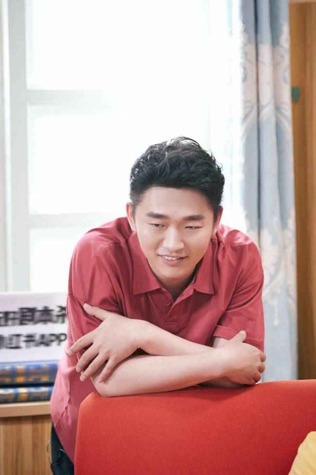 王子腾《萌探探探案》为刘星庆生 同款造型引惊呼