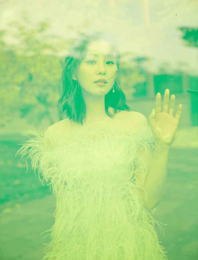 刘诗诗亮相Valentino高定秀 羽毛抹胸裙温婉优雅