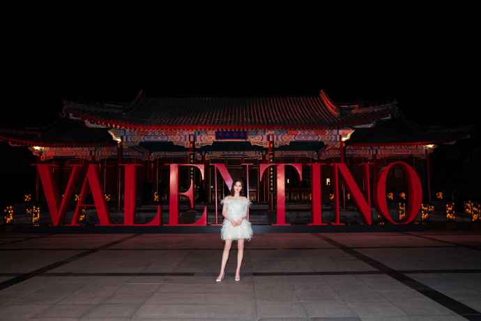 刘诗诗亮相Valentino高定秀 羽毛抹胸裙温婉优雅