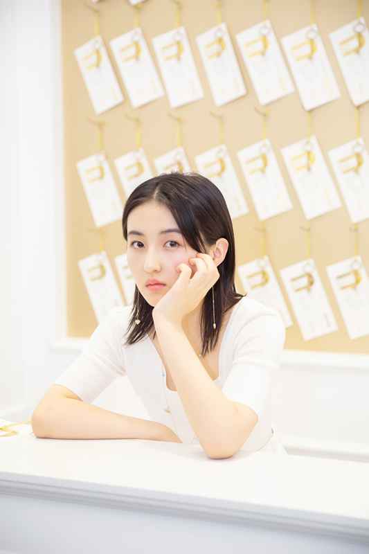 张子枫闪现杭州参加品牌活动 纯白针织衣展恬静文气