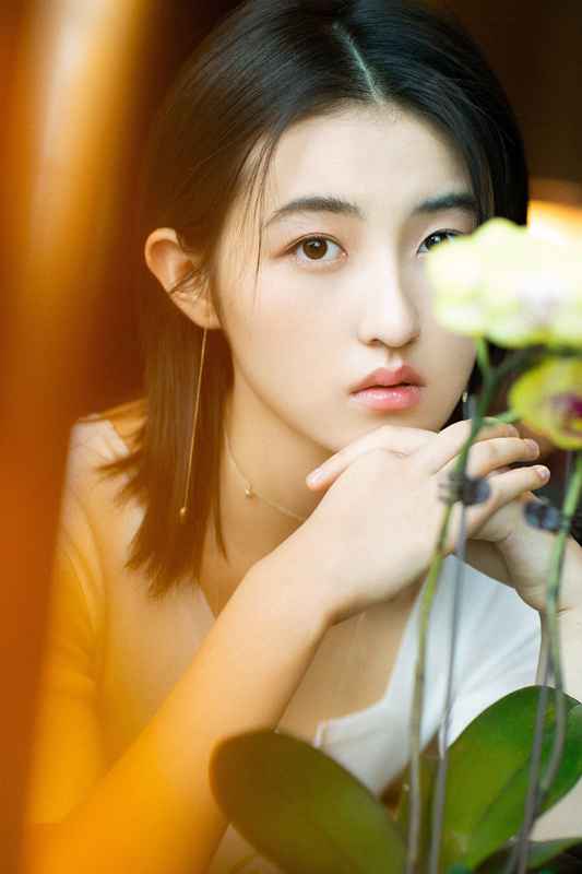 张子枫闪现杭州参加品牌活动 纯白针织衣展恬静文气