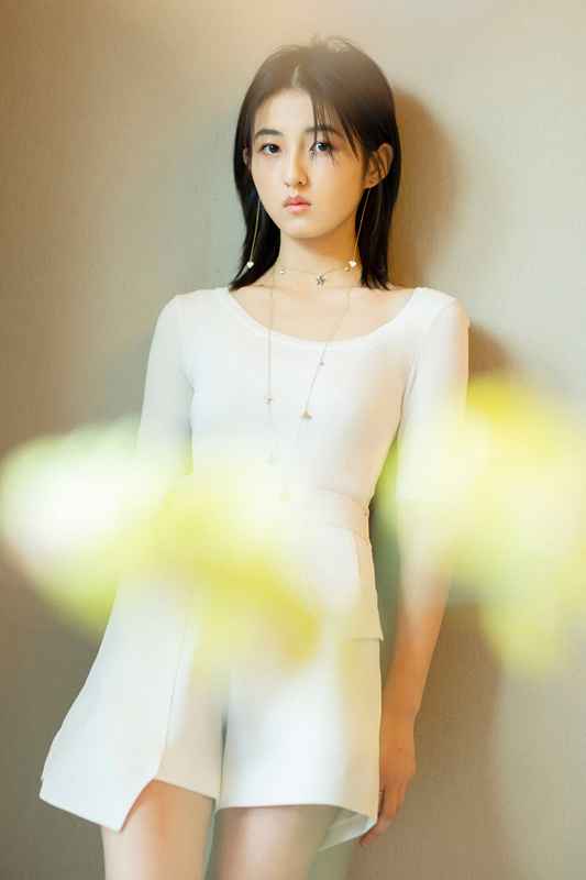 张子枫闪现杭州参加品牌活动 纯白针织衣展恬静文气