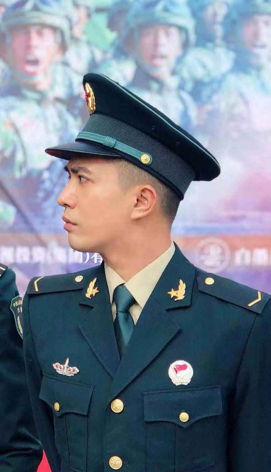 段博文出席《号手就位》发布会，军装形象霸气十足