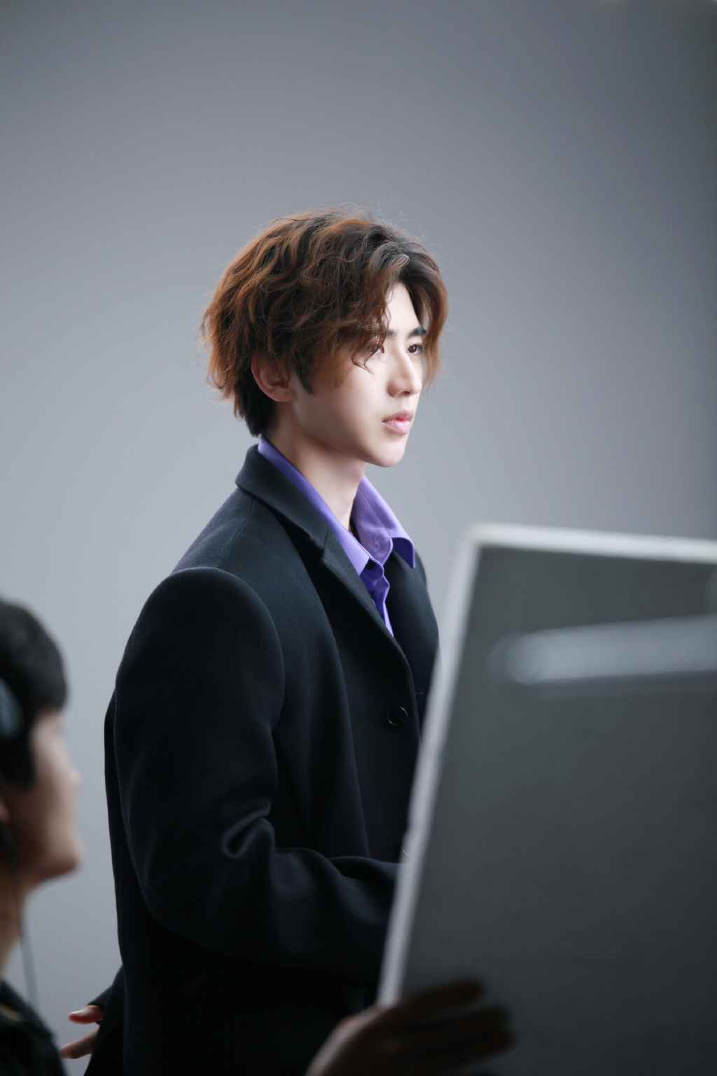 蔡徐坤拍摄花絮图公开 工作狂大奎VS可爱小葵你pick谁？