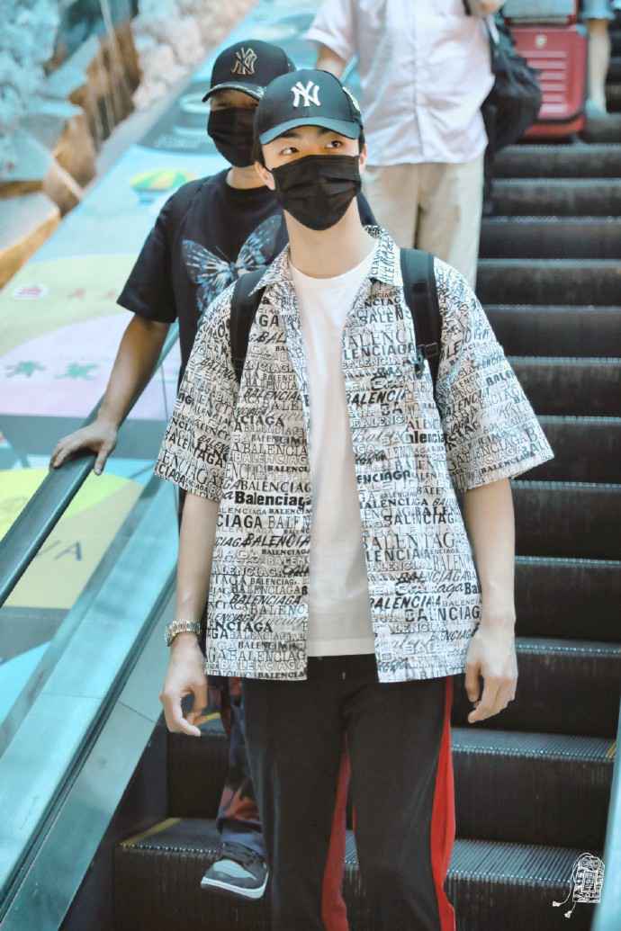 农农的黑色口罩准时上线 男友风boy台北飞回北京啦！