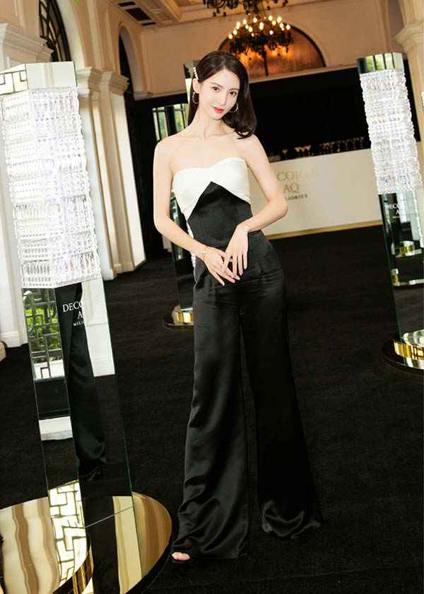 金晨现身活动优雅精致 “一字锁骨”引网友热议