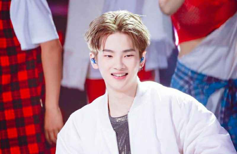 周震南节目中唱着塞班找蜡像，网友直呼：太上头了！醉了