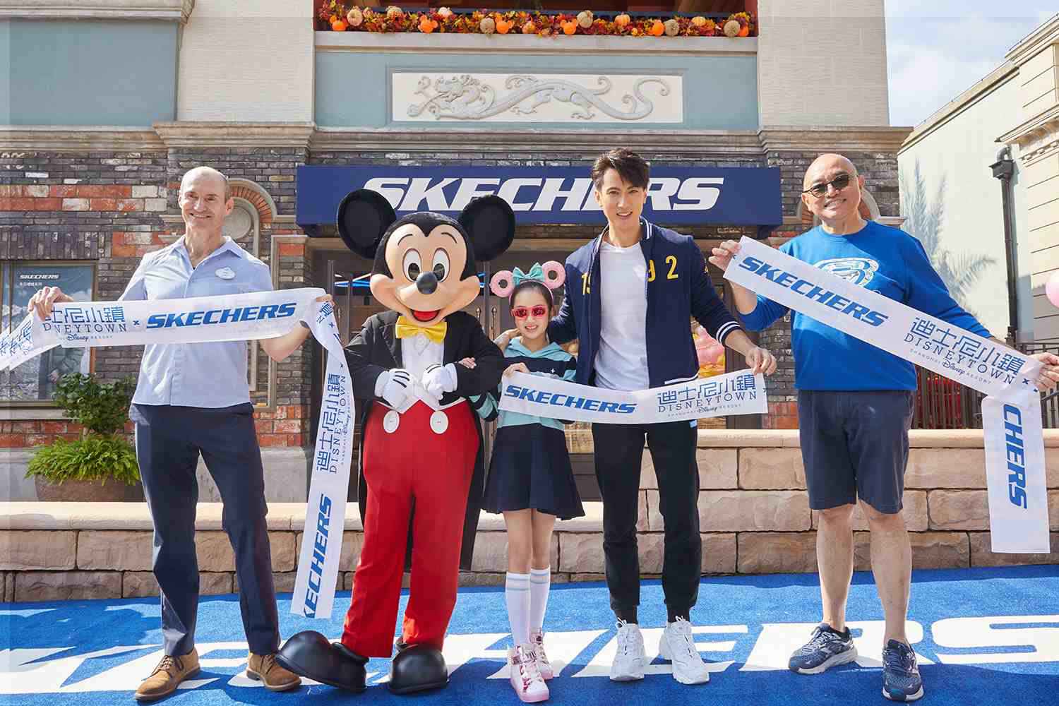 吴尊惊喜现身品牌活动全家同游迪士尼温馨十足