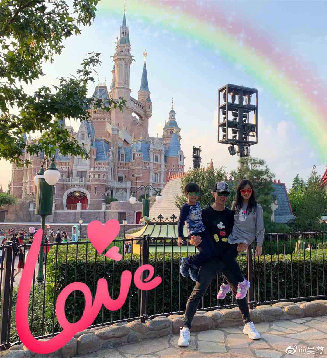吴尊惊喜现身品牌活动全家同游迪士尼温馨十足