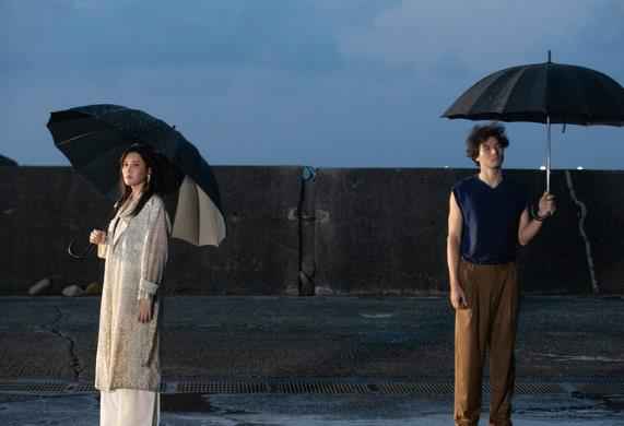 A-Lin邀凤小岳“与蝶共舞” 湿身上演触不到的恋人