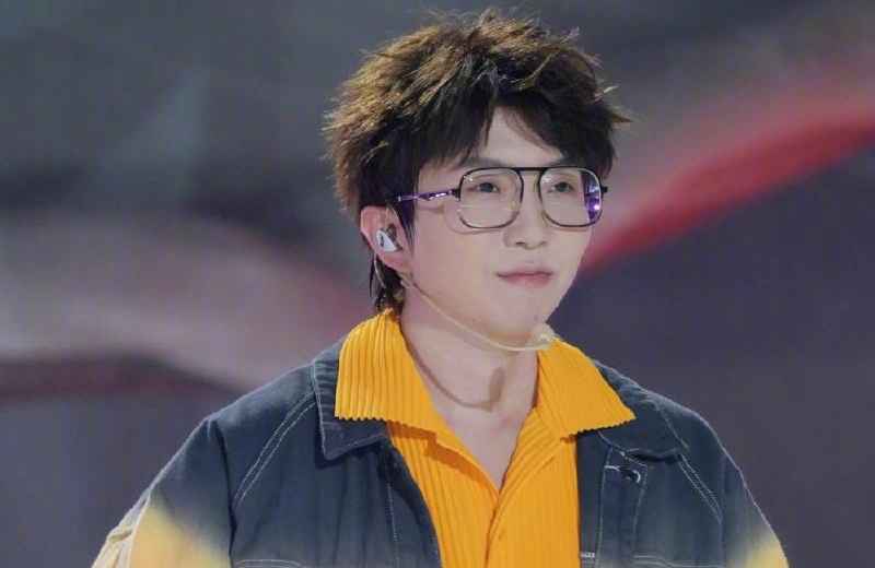 《创造营2020》发布会毛不易站姿亮眼，网友：职业病