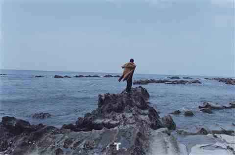 刘昊然携手上田义彦尝试无修片杂志封面 演绎初秋日系少年