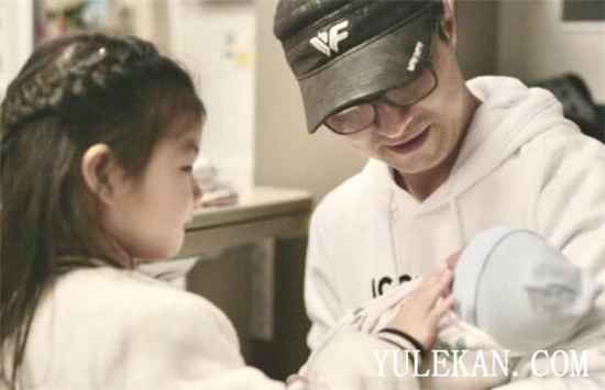 汪峰携女儿出现在医院 章子怡生完孩子真的回国了吗?