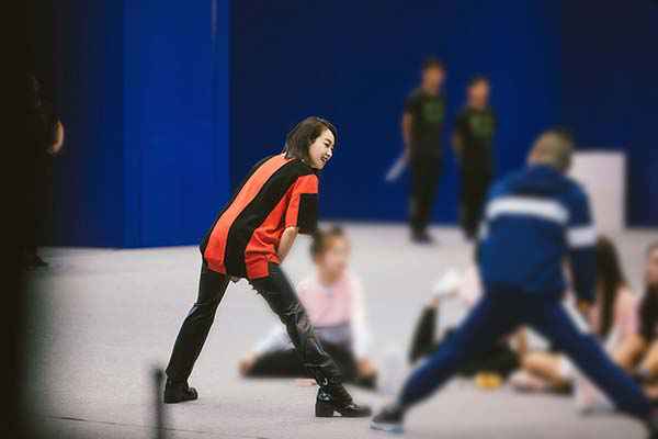 宋茜主持《超新星全运会》 Polo衫搭配皮裤诠释运动系前卫