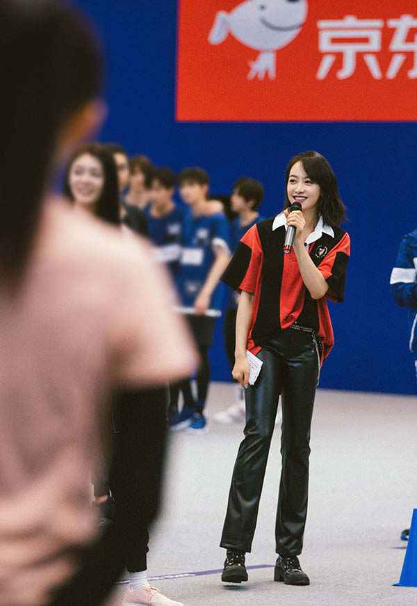 宋茜主持《超新星全运会》 Polo衫搭配皮裤诠释运动系前卫