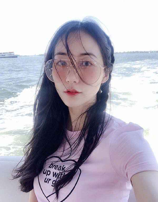 韩雪晒标准游客照 麻花辫俏皮可爱活力十足