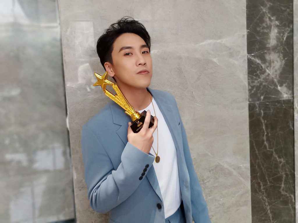 陈乐基出席“献礼70华诞”全明星盛典 获年度最佳男艺人奖