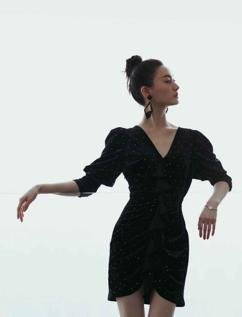 张乔耳浅笑温婉，活动现场优雅气质动人心魄